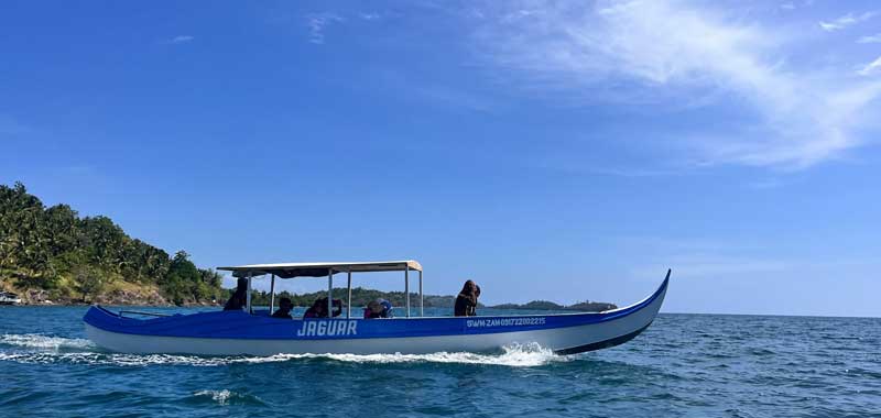 Motorboat arriving at Bisaya-Bisaya Island, Once Islas, Zamboanga City