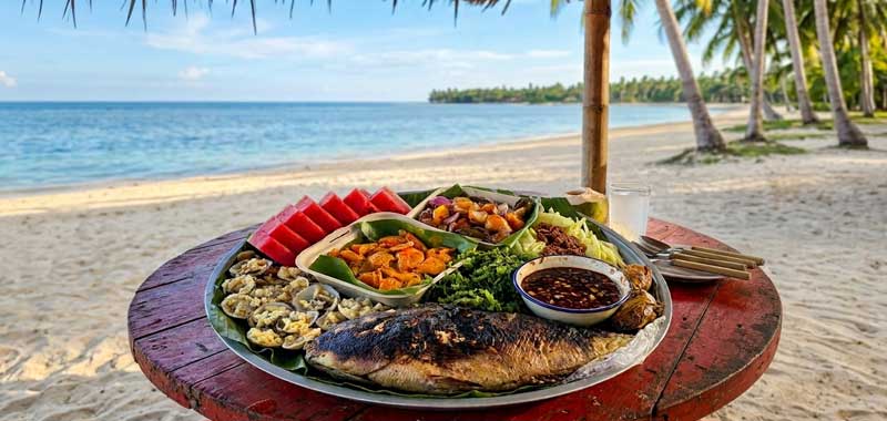 Beachfront lunch at Pahali Resort, Malamawi Island, Basilan